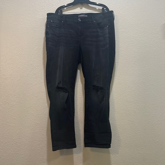 Torrid Classic Distressed Skinny Jeans Mid Rise Ripped Black Wash 18S - Picture 1 of 6